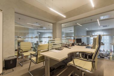 Açık alan ve büyük pencereler ile modern ofis