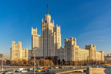 Kotelnicheskaya Embankment 'ta gün batımında gökdelen. Moskova şehir merkezinin manzarası ve manzarası