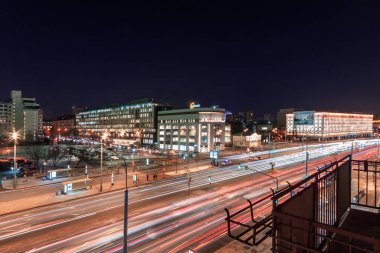 Gece Karetnaya Caddesi. Trafik izleri.