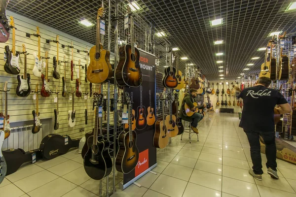 Két Gitáros Teszteli Gitárokat Zeneboltban Professzionális Hangszerek Raktárban — Stock Fotó