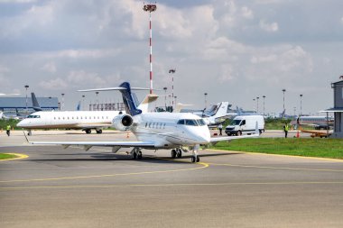 Uçak parkından hareket eden bir iş jeti.