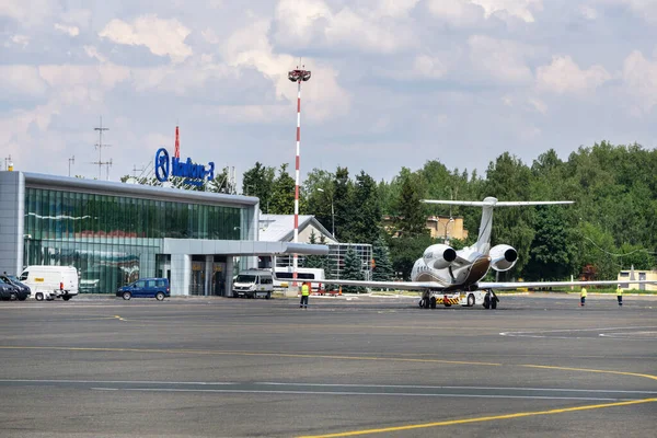 Vnukovo Července 2018 Obchodní Letadlo Před Obchodním Terminálem — Stock fotografie