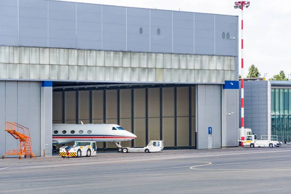 Empuje Hacia Atrás Que Grava Jet Negocios Desde Hangar Hasta — Foto de Stock