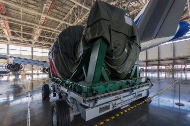 Bakım hangarının içinde. Yeni bir motor yüklenmeye hazır 
