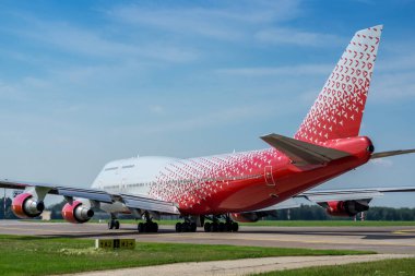 Yolcu uçağı havaalanından kalkmak üzere.