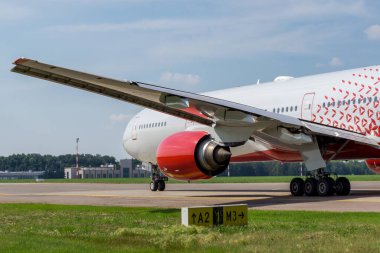 Uçak taksi pistinden kalkmak için hazırdır. Kanat ve motor.