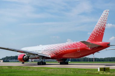 Yolcu uçağı havaalanındaki piste doğru kalkışa hazırlanıyor. 