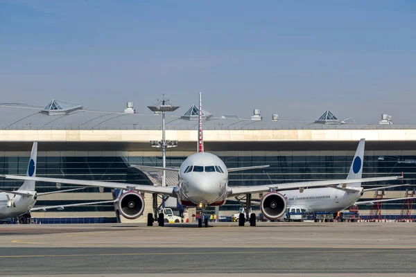 Vista Frontal Del Avión Pasajeros Frente Del Aeropuerto — Foto de Stock