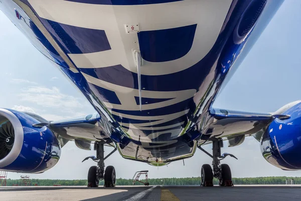 乗客の飛行機の胴体の大きなビューは 下からの眺め 航空機の降着 — ストック写真