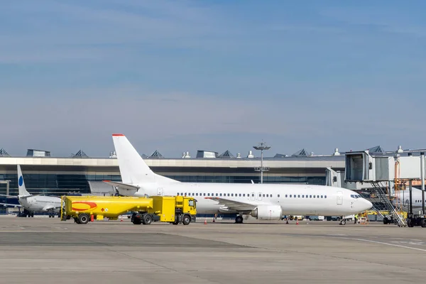 Camión Combustible Está Repostando Aviones Pasajeros Estacionamiento Del Avión — Foto de Stock