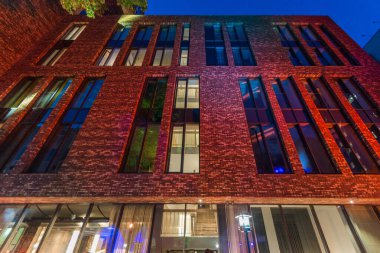 Gece manzaralı birinci sınıf apartman bloğu (otel)