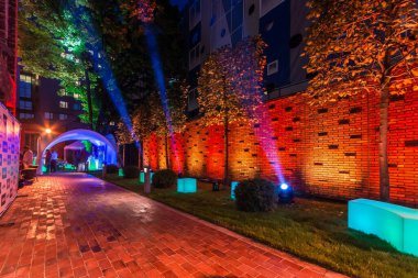 Gece ışıklandırmalı açık hava partisi. Arka bahçe partisinde manzara ışıklandırması