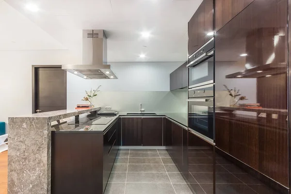 Nova Cozinha Elegante Com Modernos Aparelhos Cozinha Uma Bancada Granito — Fotografia de Stock