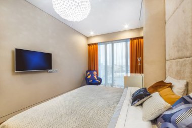 Geniş panoramik pencereli ve televizyonlu yepyeni bir yatak odası.