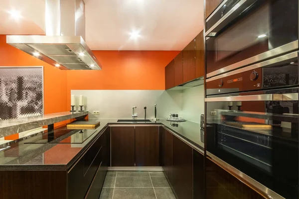 Oranje Keuken Met Een Marmeren Aanrecht Uitgerust Met Fornuis Oven — Stockfoto