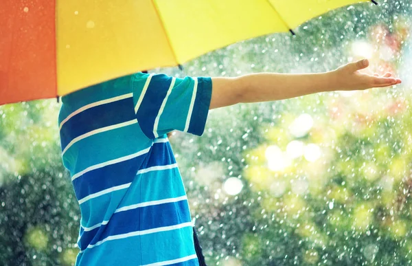 Niño caminando sobre tiempo lluvioso — Foto de Stock