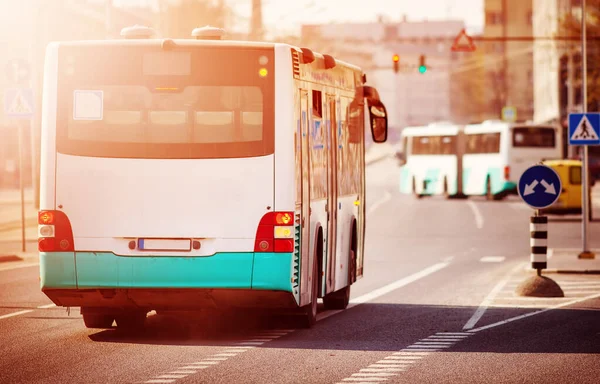 Autobús que se mueve en la carretera en la ciudad por la mañana temprano —  Fotos de Stock