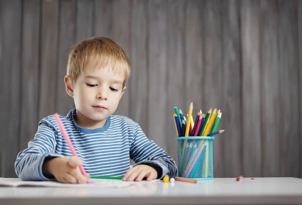 Petit enfant à la maison dessin sur le papier — Photo