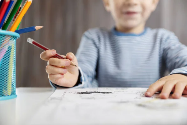 Kisgyerek otthon rajzol a papírra. — Stock Fotó