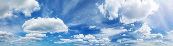 Bílá nadýchané mraky na modré obloze v létě — Stock fotografie
