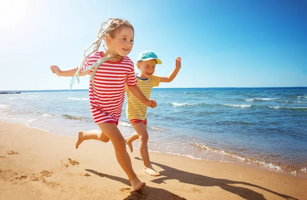 Niño y niña jugando en la playa — Foto de Stock