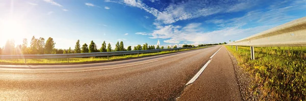 Asfalto carretera panorama en el campo en el soleado día de verano — Foto de Stock