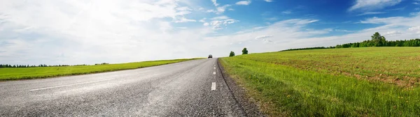 Güneşli bir bahar gününde yol manzarası. — Stok fotoğraf