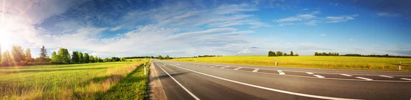 Asfalto estrada panorama no campo no dia ensolarado de verão — Fotografia de Stock