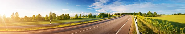 Панорама асфальтированной дороги в сельской местности в солнечный летний день — стоковое фото