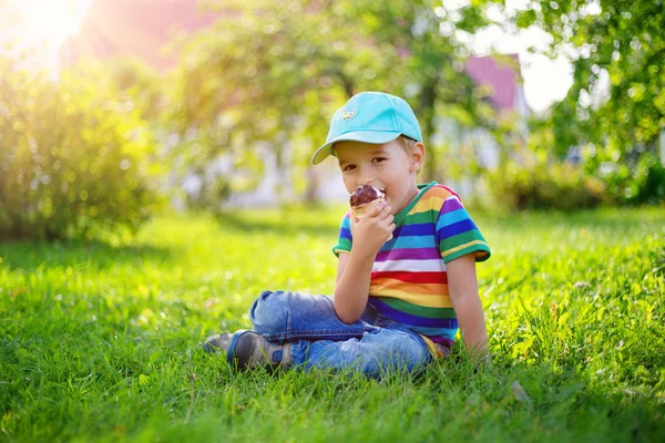 Happy child eating ice outdoors in summer — стоковое фото