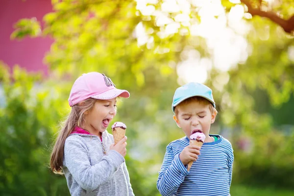 Criança feliz comendo sorvete ao ar livre no verão — Fotografia de Stock