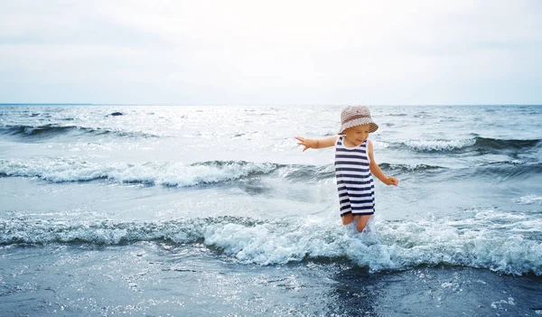 Трирічний хлопчик грає на пляжі у воді — стокове фото