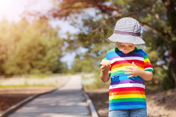 Happy child eating ice cream outdoors in summer — Stock Photo, Image