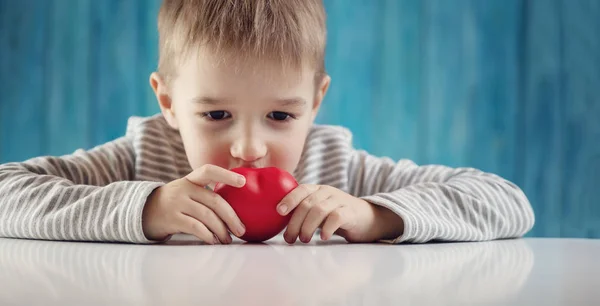 かわいい赤いハートを手に持っている子供 — ストック写真