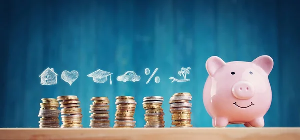 파란 배경에 동전이 쌓여 있는 돼지 은행 — 스톡 사진