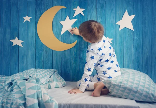 Niño de cinco años durmiendo en la cama —  Fotos de Stock