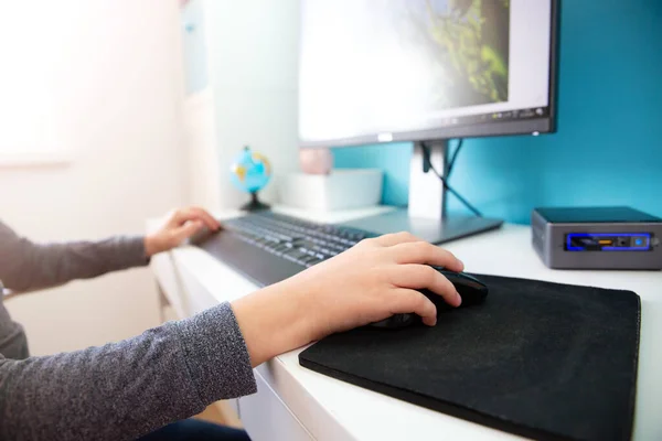 Neuf ans enfant utilisant PC à la maison — Photo