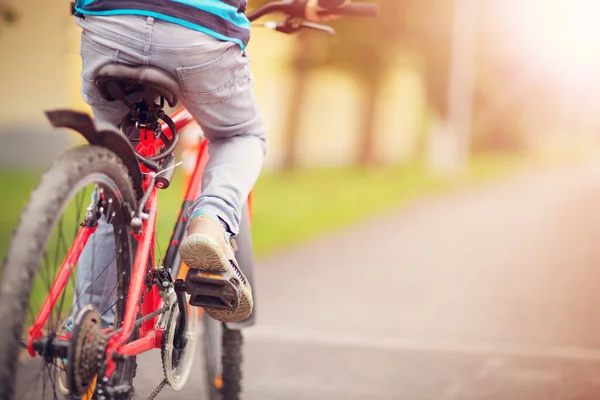 Kind am frühen Morgen auf dem Fahrrad auf Asphaltstraße — Stockfoto