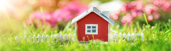 Maison en bois rouge sur l'herbe dans le jardin — Photo