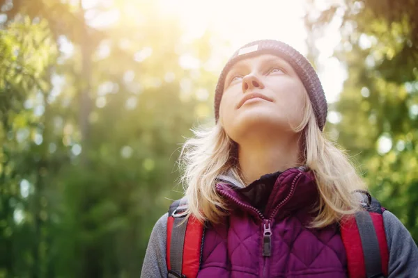 Young woman hiking and going camping in nature — Stock Photo, Image