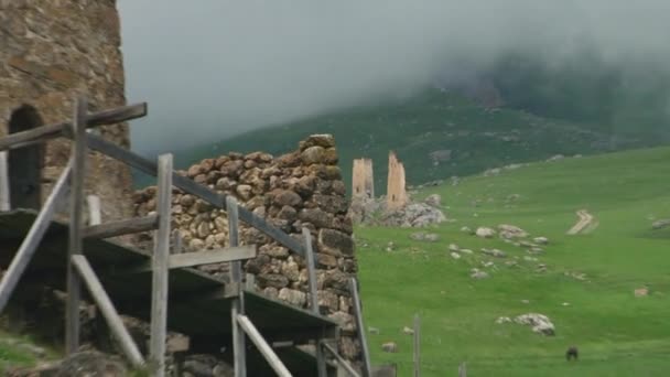 Monumentos medievais, Gorge Kurtat — Vídeo de Stock
