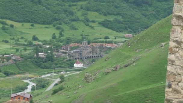Middeleeuwse monumenten, Kurtat Gorge — Stockvideo