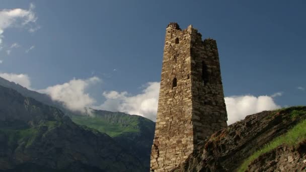Средневековые памятники ущелья Куртат — стоковое видео