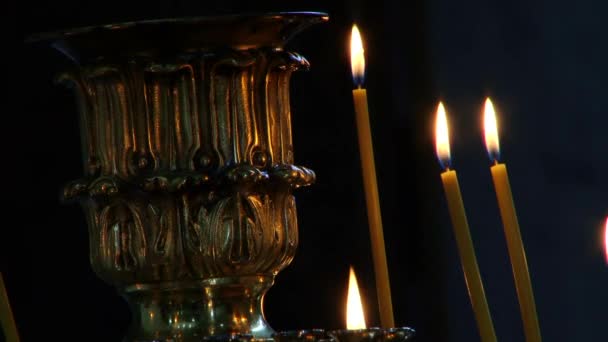 Close up van kaarsen in kerk — Stockvideo