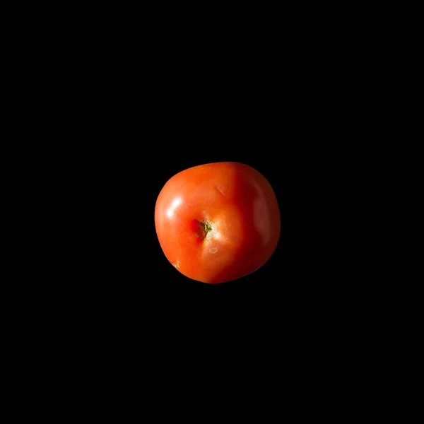Tomate auf schwarzem Hintergrund — Stockfoto