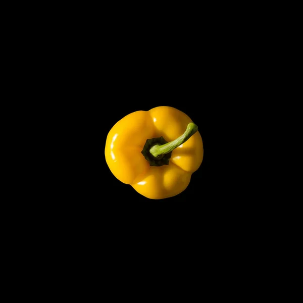 siyah zemin üzerine sarı biber