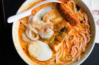 Singapur Laksa yemek