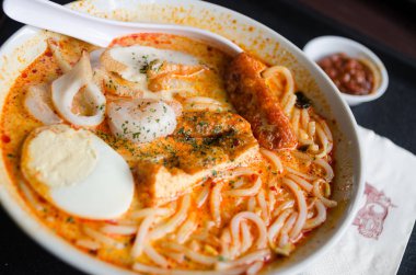 Singapur Laksa yemek