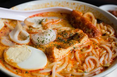 Singapur Laksa yemek