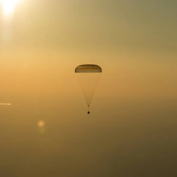 Silhouet van parachute op zonsondergang achtergrond Stockafbeelding
